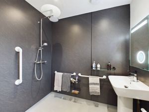 En-suite- click for photo gallery